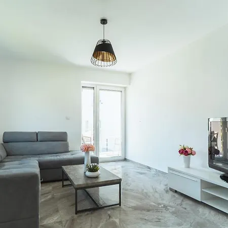 Julian Manor בובק