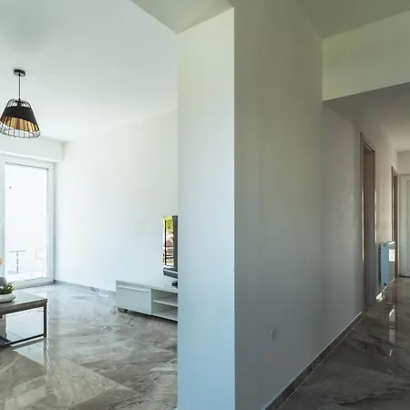 Julian Manor ボヴェツ