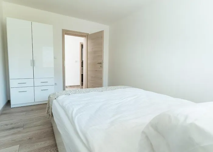 Julian Manor * בובק