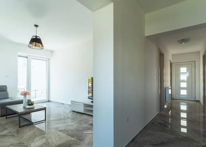 Julian Manor בובק