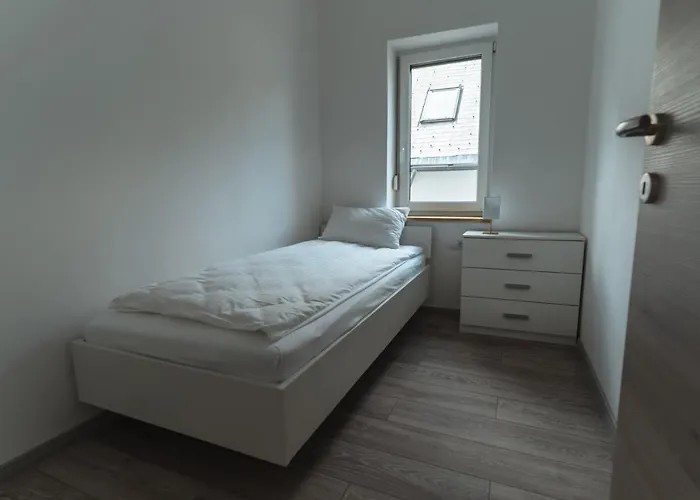 Julian Manor * בובק