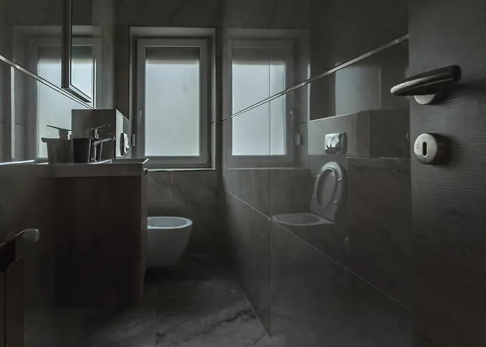 Julian Manor בובק