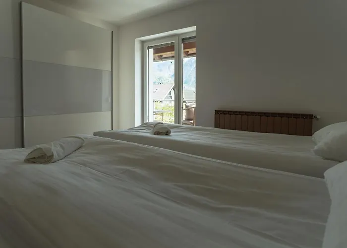 Julian Manor בובק