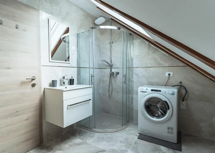 Julian Manor בובק