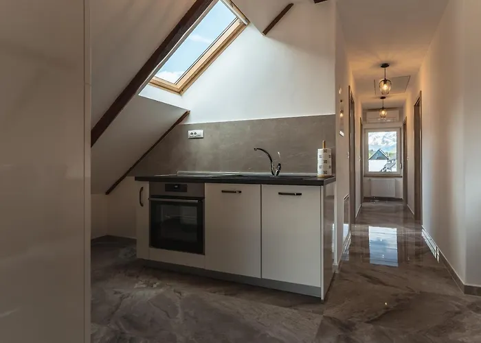 Julian Manor בובק